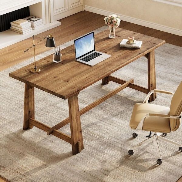 Houten werktafel met laptop, notitiepennen en bureaustoel